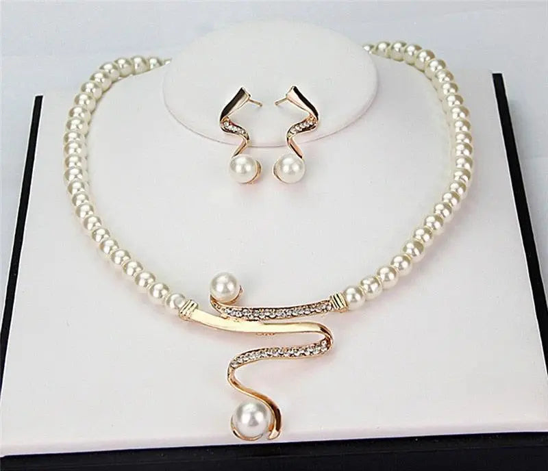 Set di collana e orecchini con perle naturali