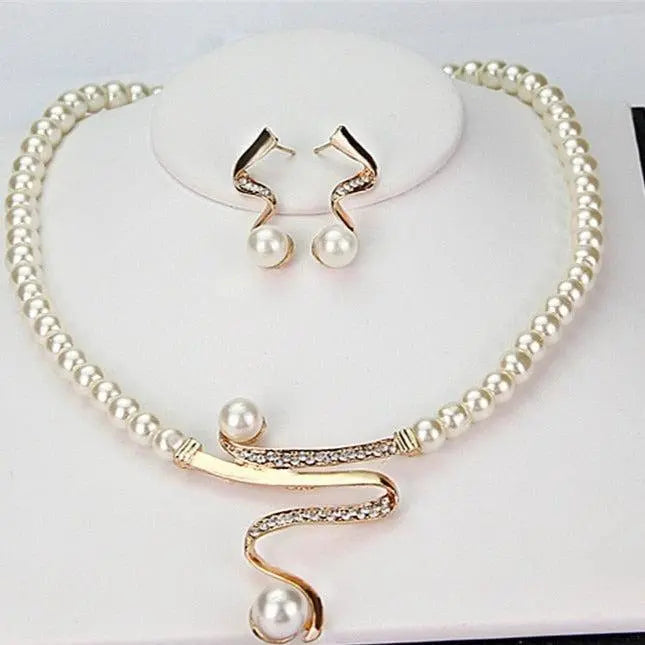 Conjunto de collar y aretes con perlas naturales