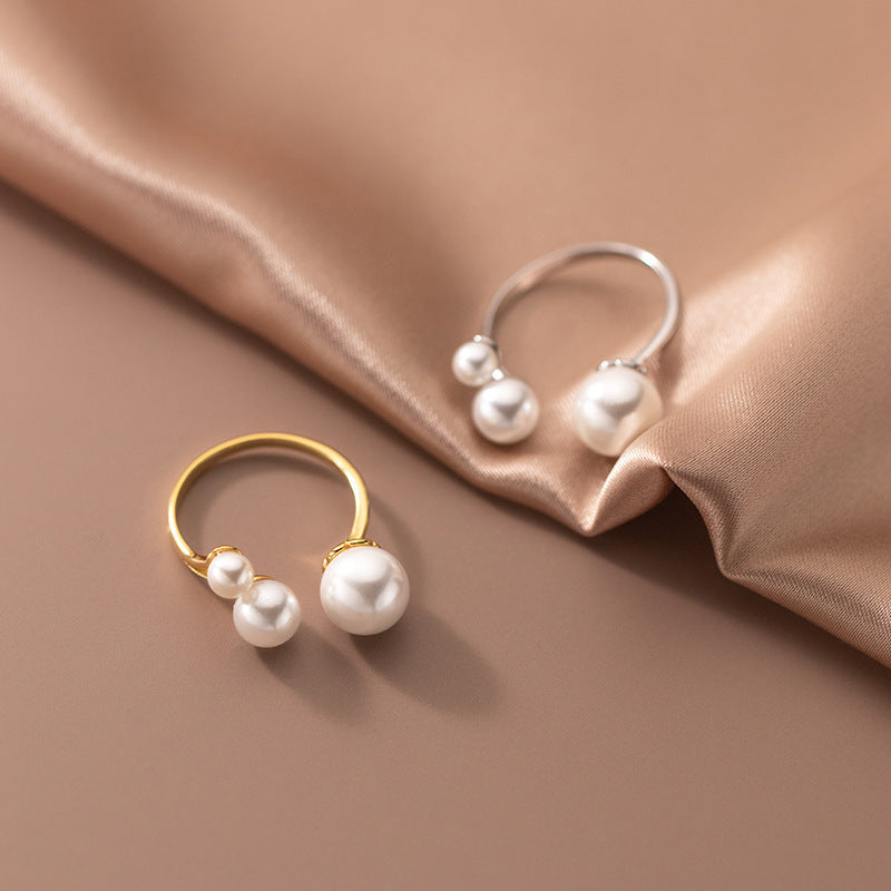 Anillo elegante de tres perlas