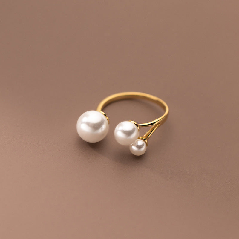 Anello elegante con trio di perle