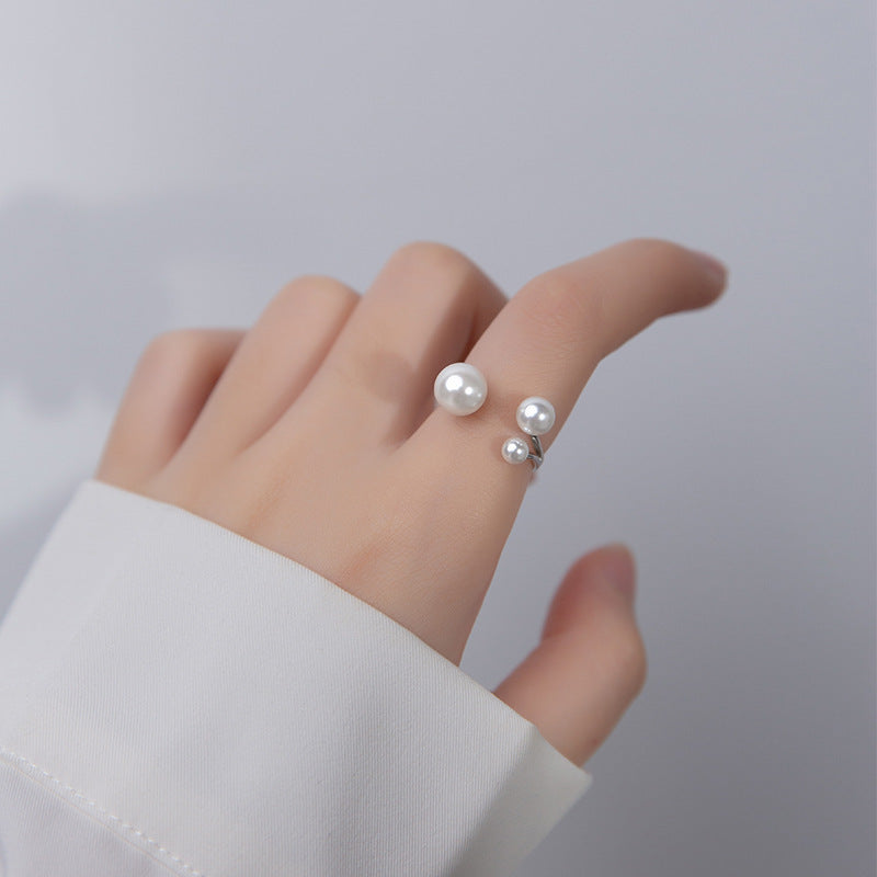 Anillo elegante de tres perlas
