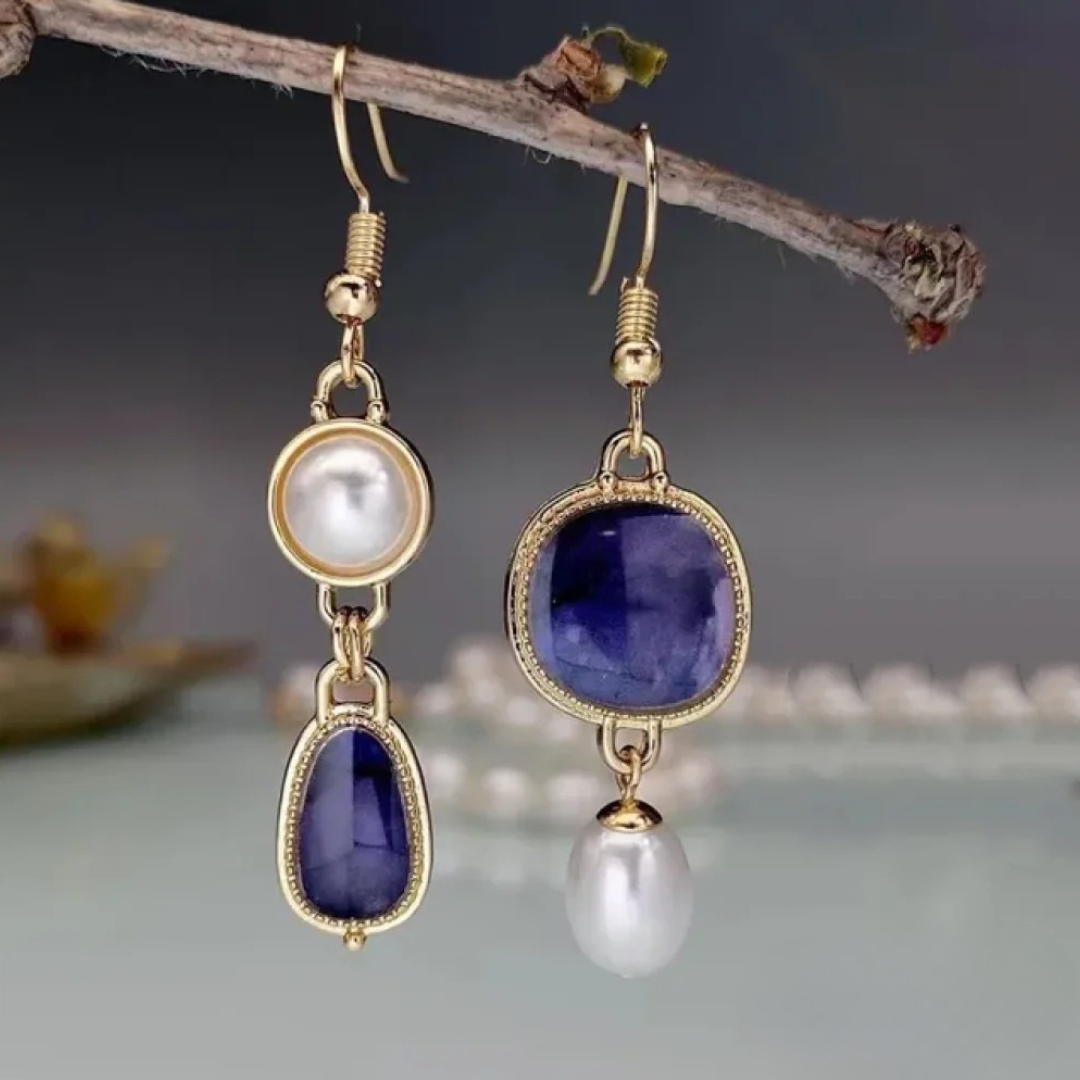 Aretes elegantes con piedra azul y perlas