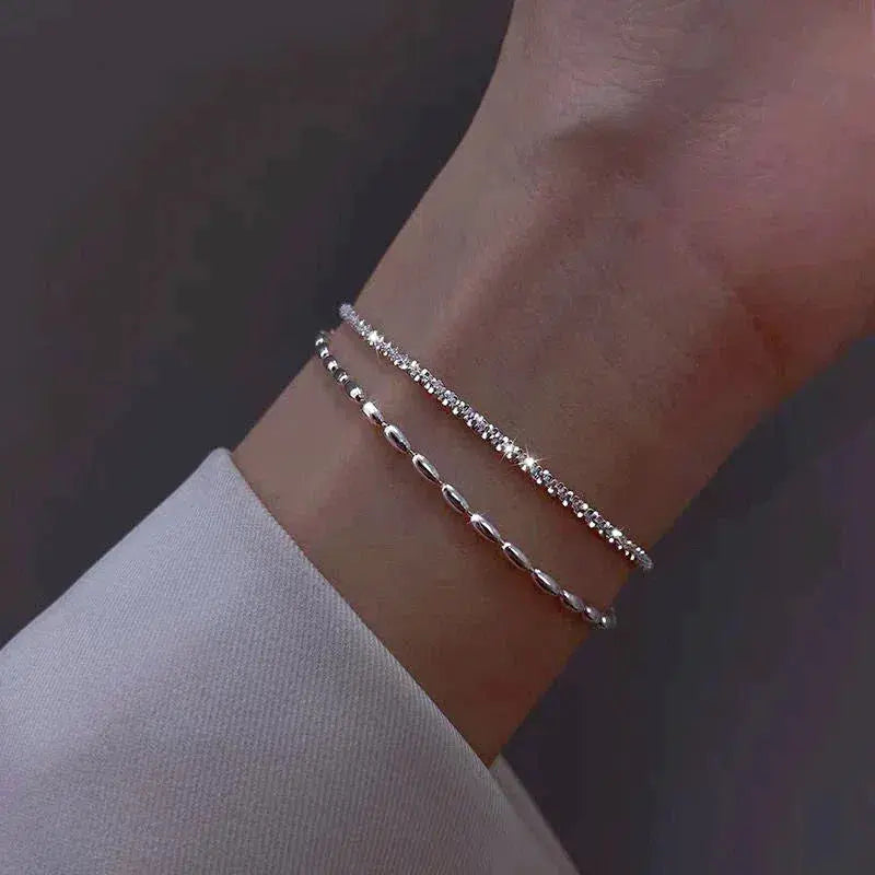 Conjunto de pulseras elegantes plateadas con piedras de circonia