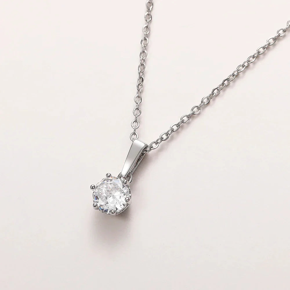 Collar clásico con colgante de zirconia