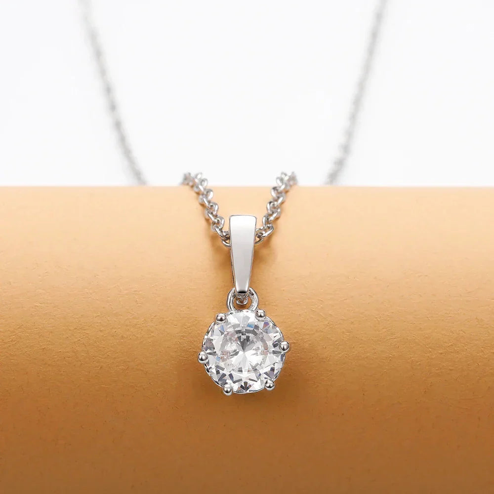 Collar clásico con colgante de zirconia