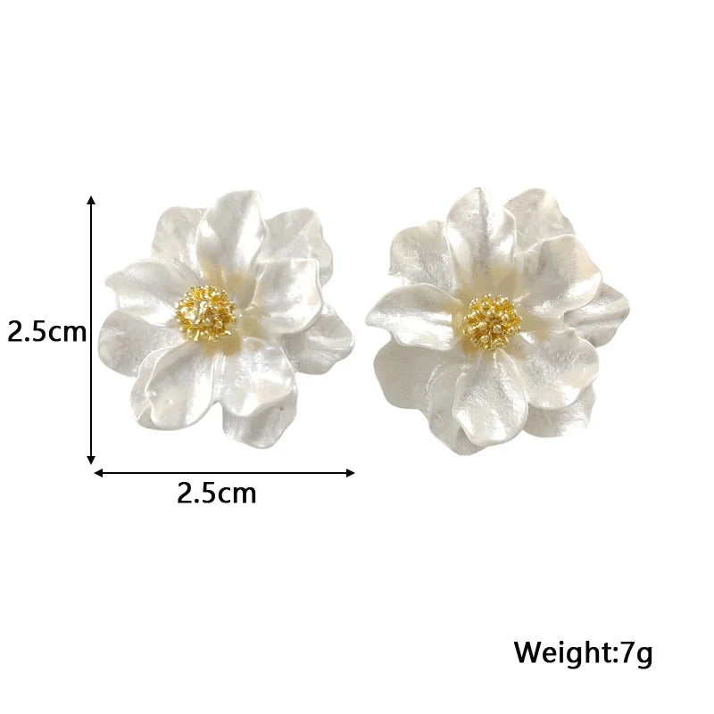 Aretes de botón chic con flor de acrílico blanco
