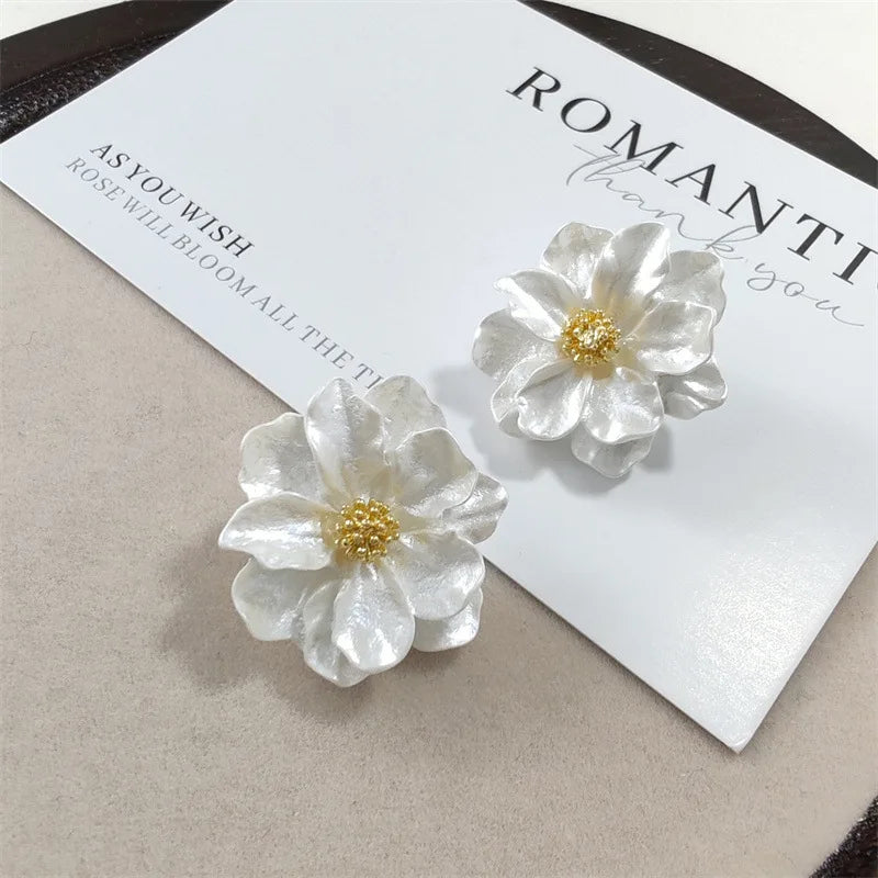Aretes de botón chic con flor de acrílico blanco