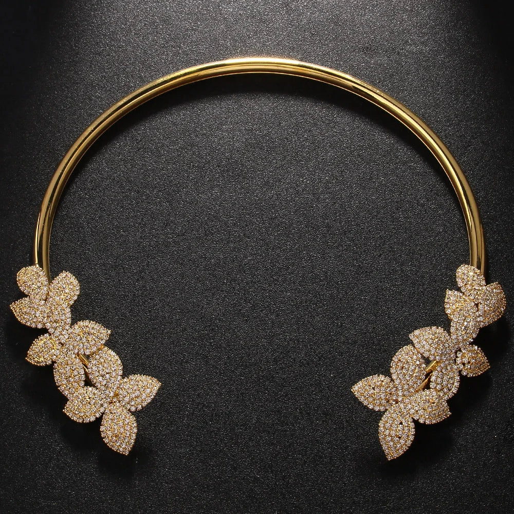 Collar elegante con flor de cristal