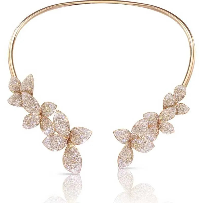 Collar elegante con flor de cristal