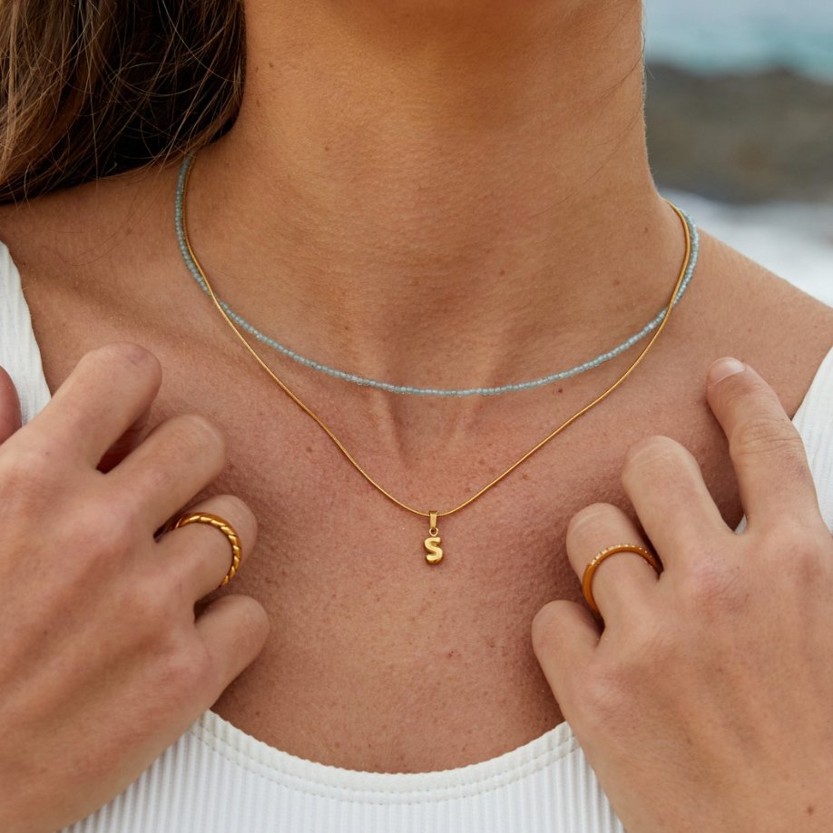 Collar chic con letra estilo burbuja