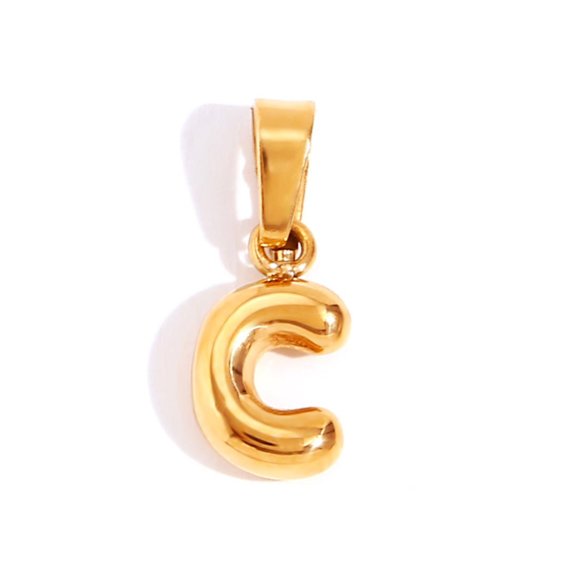 Collar chic con letra estilo burbuja