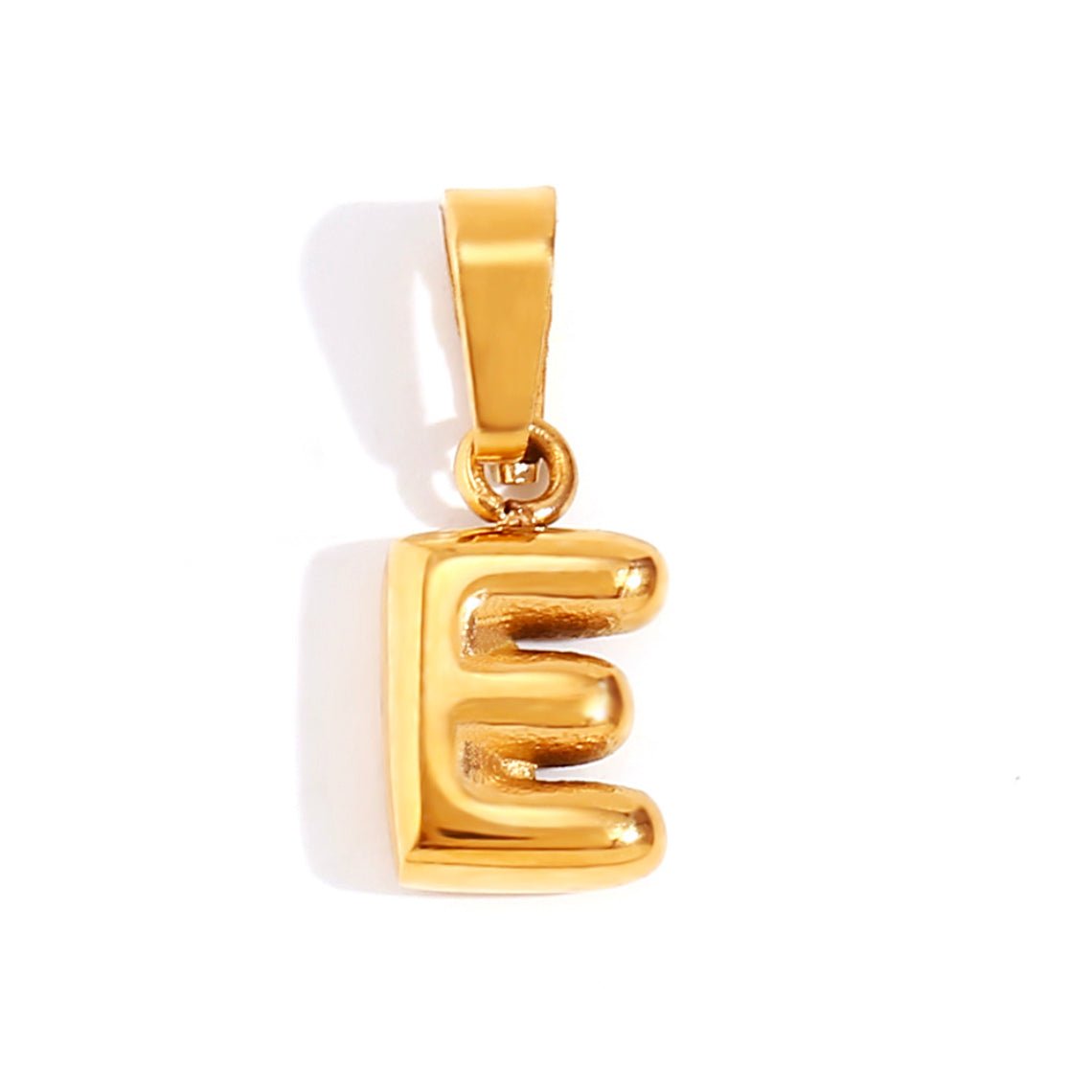 Collar chic con letra estilo burbuja