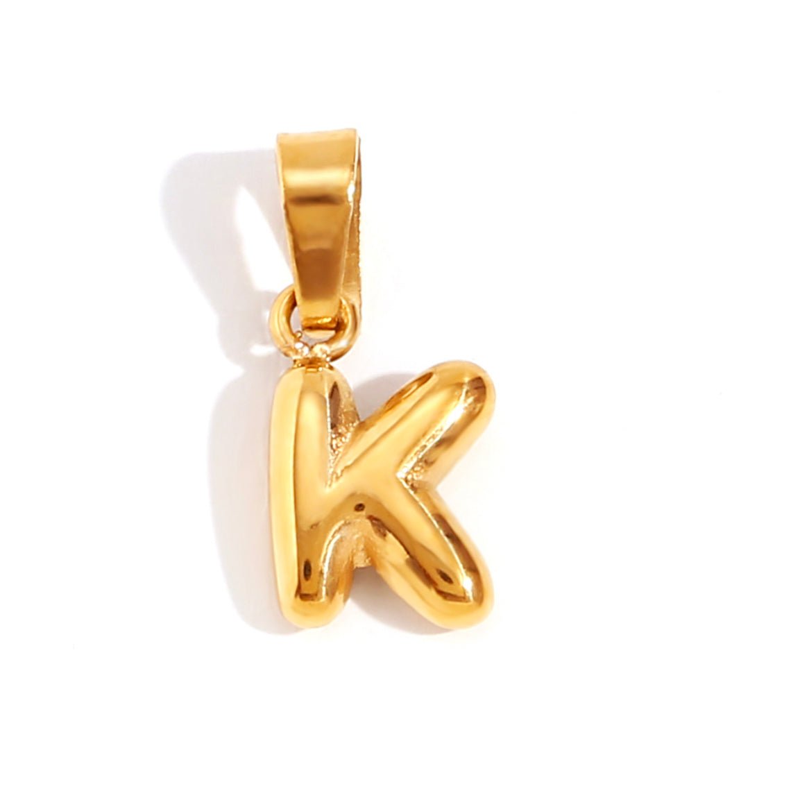 Collar chic con letra estilo burbuja