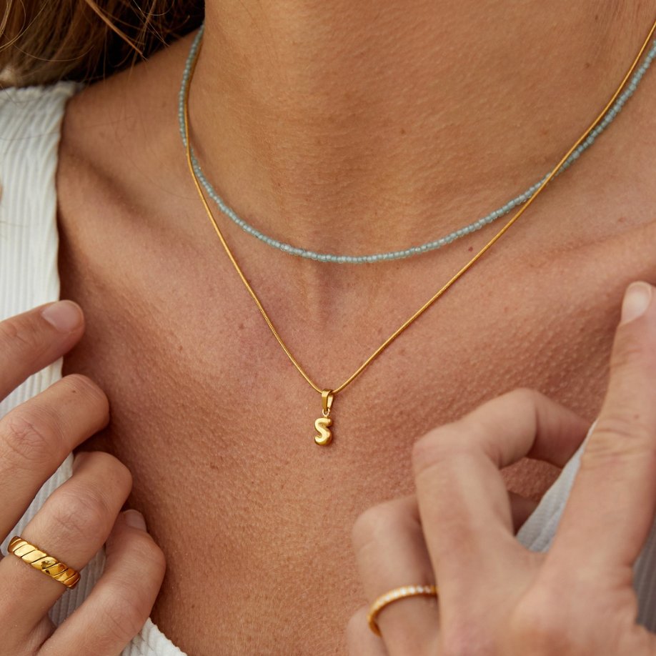 Collar chic con letra estilo burbuja