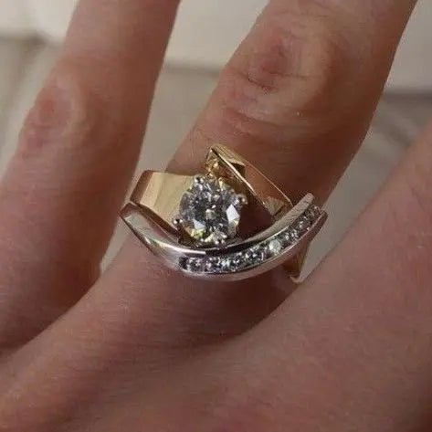Anillo irregular de inspiración antigua en oro y plata con zirconia
