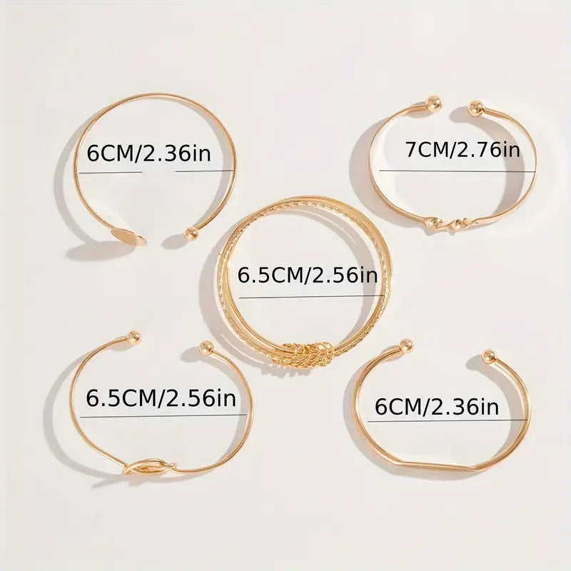 Conjunto de pulseras elegantes doradas