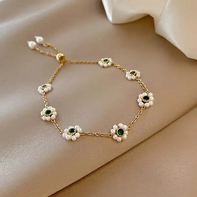 Bracciale elegante con margherite e cristalli verdi