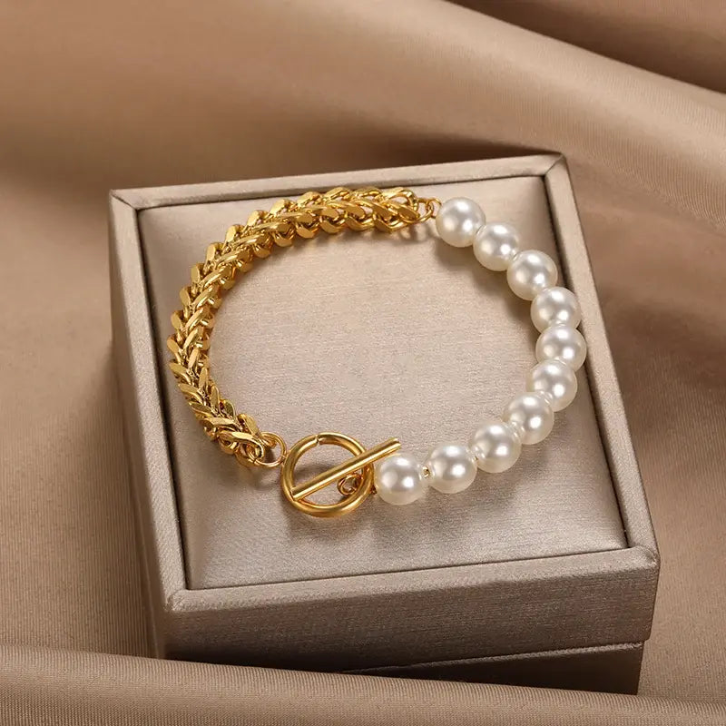 Pulsera elegante de oro con perlas