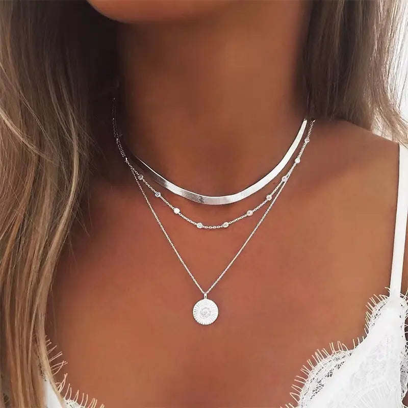 Conjunto de collares superpuestos de plata con gargantilla y dije