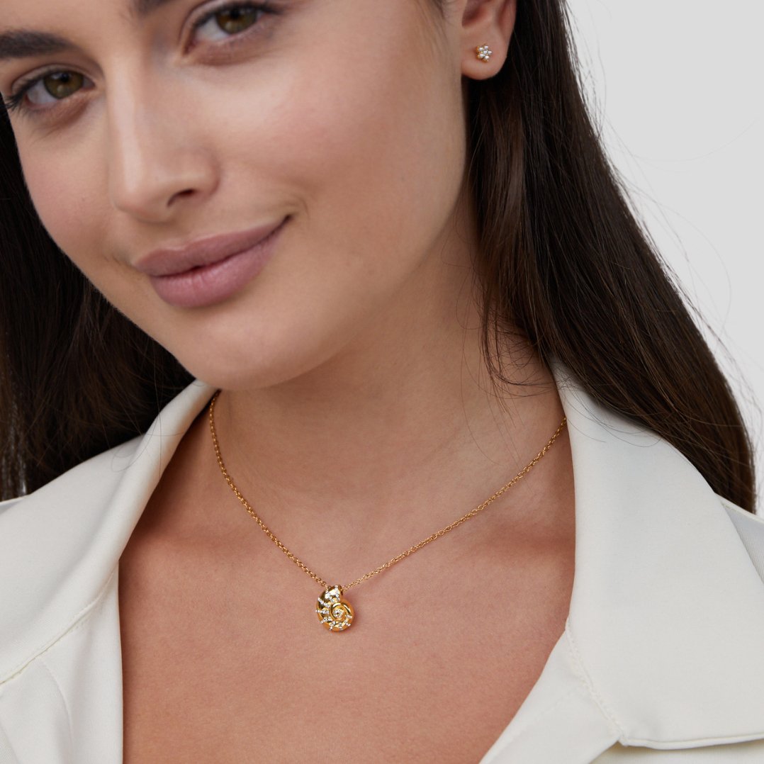 Collar con dije de concha de cristal