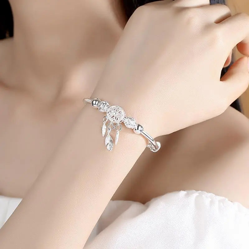 Pulsera plateada con dijes de atrapasueños