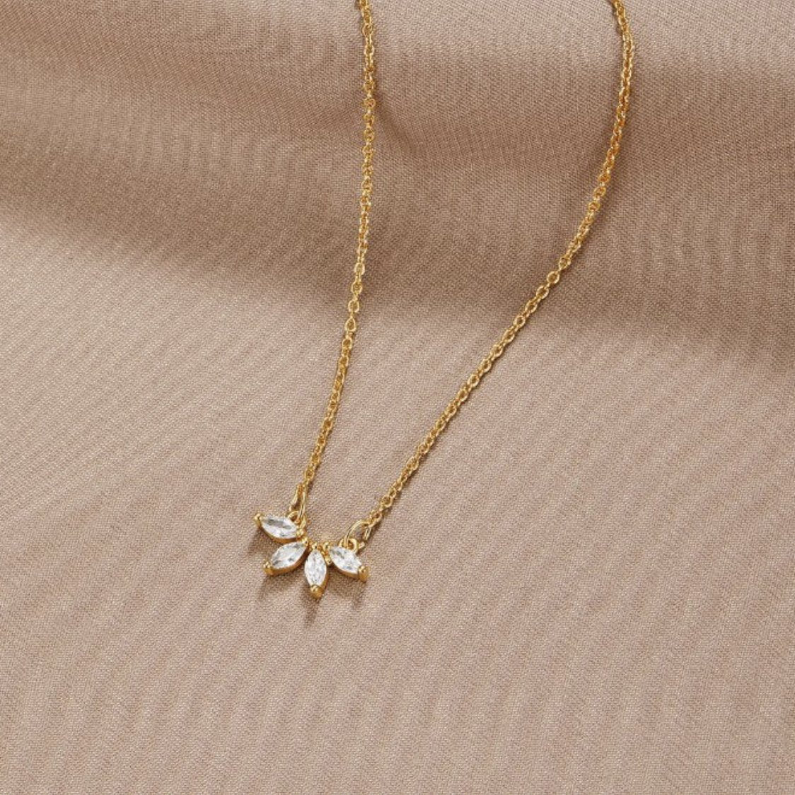 Collar con hoja y cristal