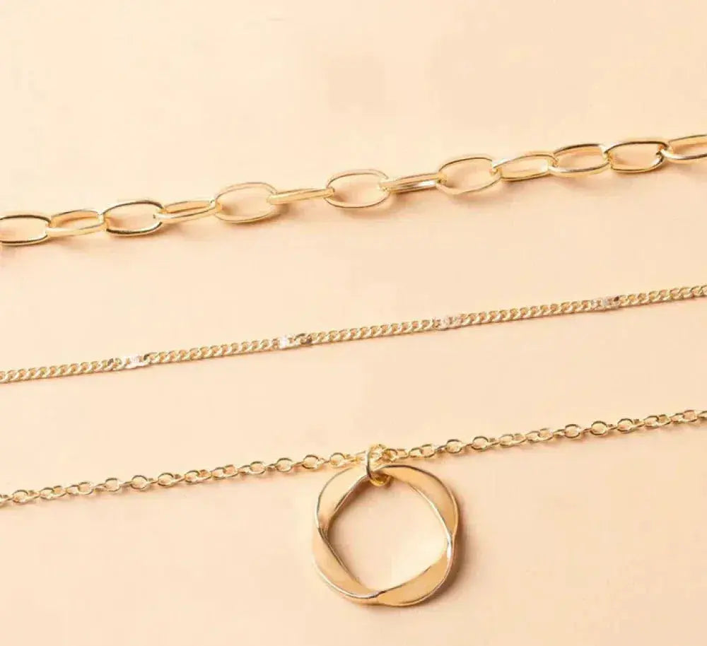 Collar clásico dorado en capas con dije