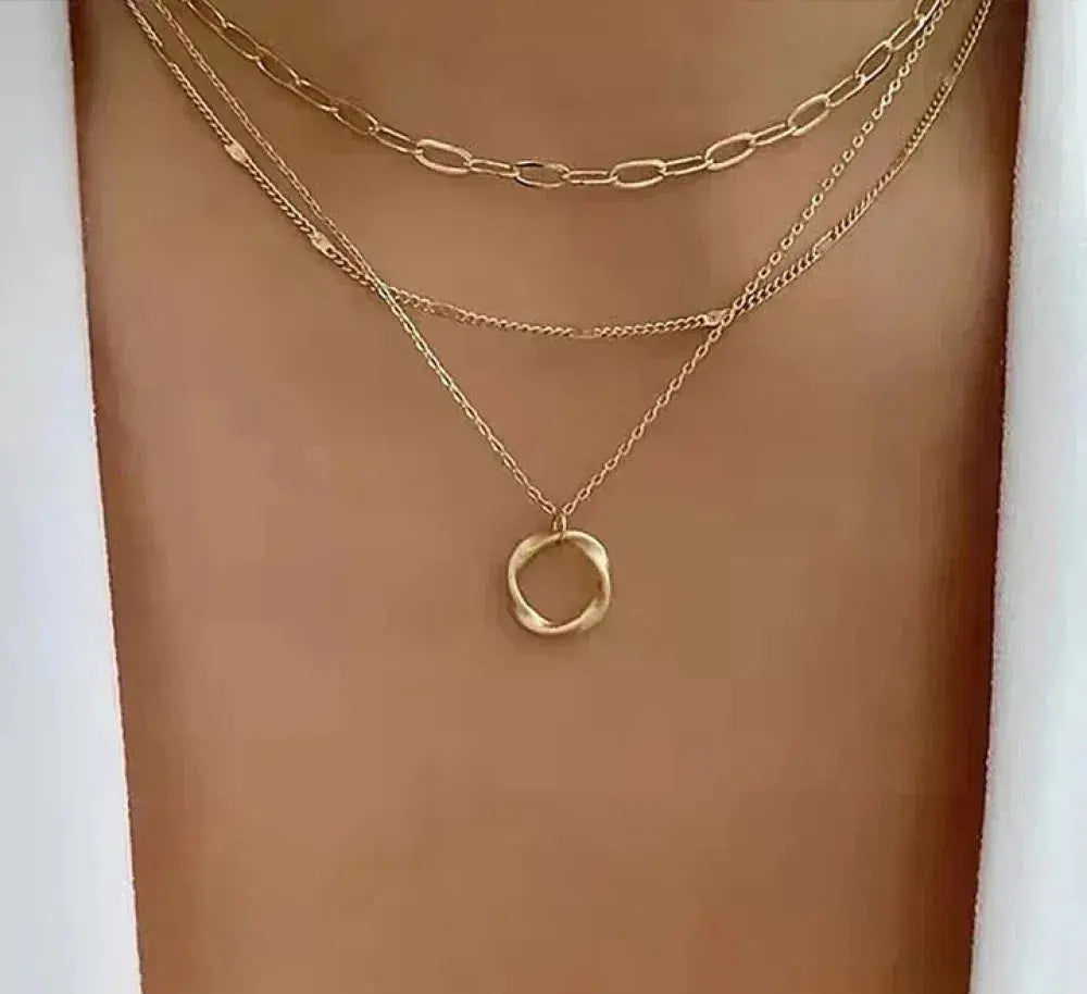 Collar clásico dorado en capas con dije