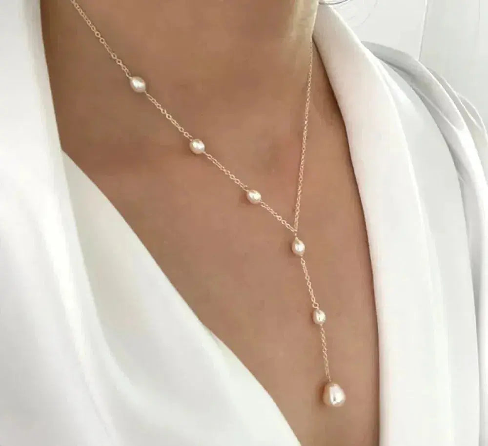 Collar vintage elegante con dije y perlas